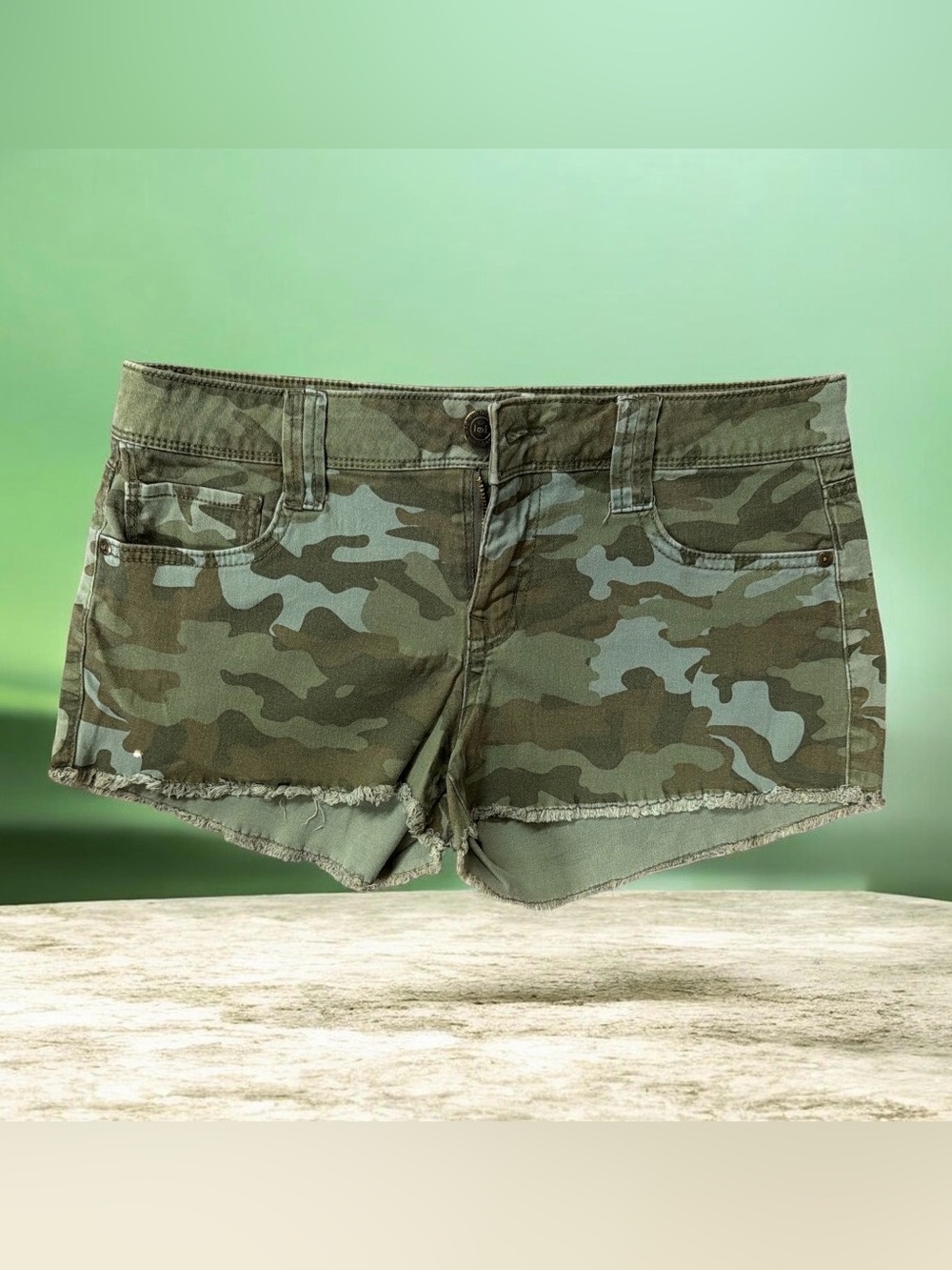 l.e.i. Ashley Lowrise Camo Cutoff Denim Shorts Size 11 Regular Y2K Cargo